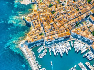 saint tropez vue aerienne du dessus du port